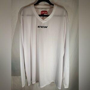 CCM 5000 White Men's Hockey Practice Jersey Senior size XL

Flaw on right sleeve